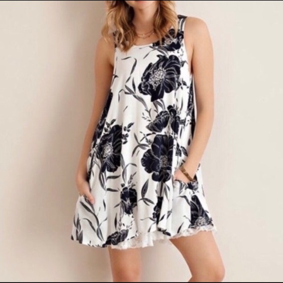 entro Dresses & Skirts - Entro white and black flowery size M very nice